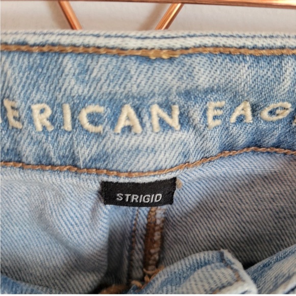 American Eagle, Strigid High Rise Light Medium Wash Mom Jeans, Size 10 Short - Picture 2 of 3